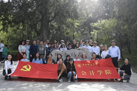 公司教师在双清别墅前合影